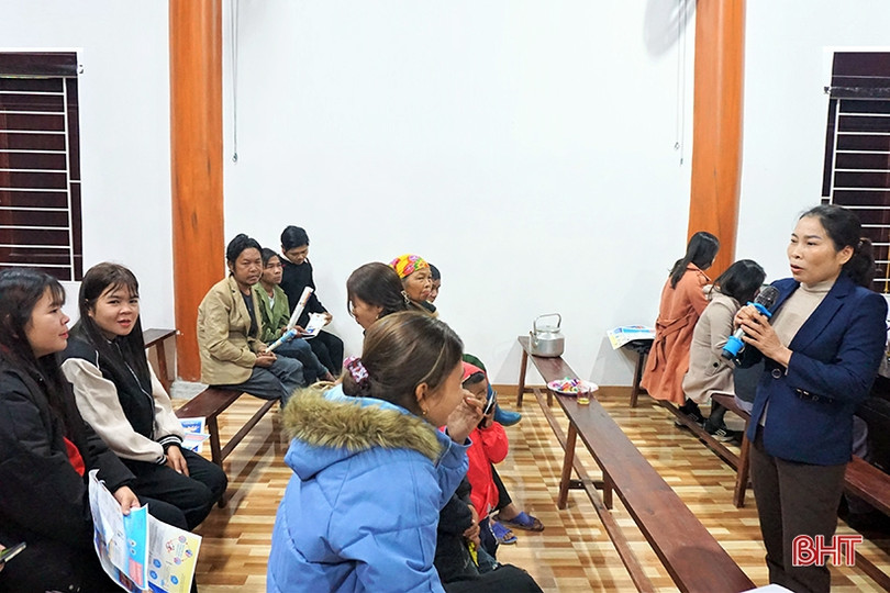 Bà con dân tộc Chứt học cách chăm sóc sức khỏe sinh sản