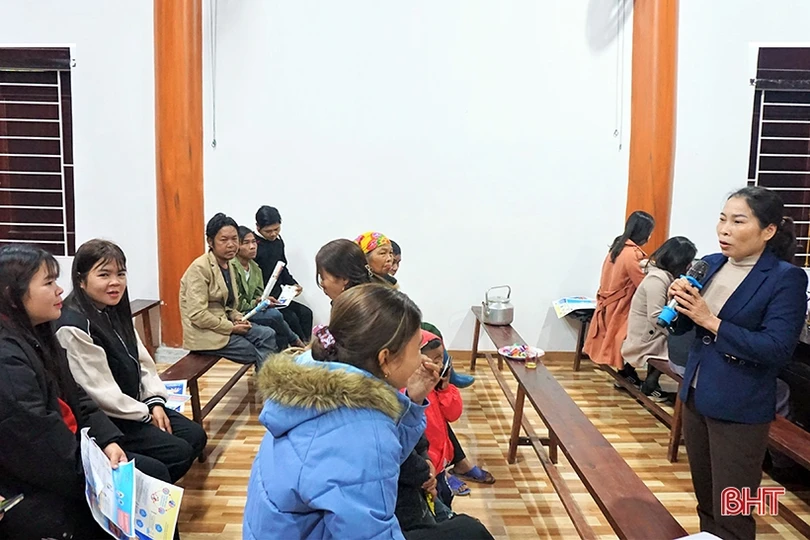 Bà con dân tộc Chứt học cách chăm sóc sức khỏe sinh sản