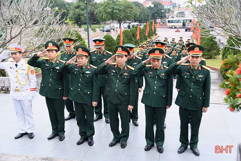 Đoàn đại biểu LLVT Hà Tĩnh dâng hương tưởng niệm Chủ tịch Hồ Chí Minh và các anh hùng liệt sỹ