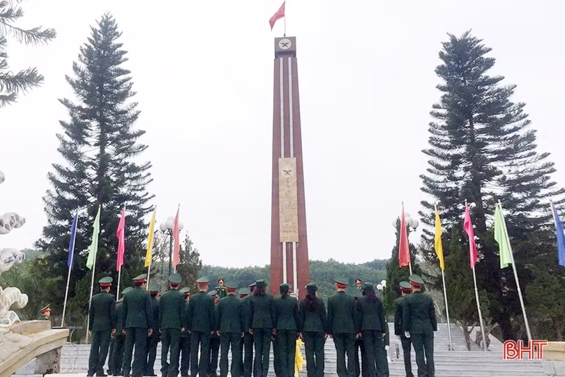 Đoàn đại biểu LLVT Hà Tĩnh dâng hương tưởng niệm Chủ tịch Hồ Chí Minh và các anh hùng liệt sỹ