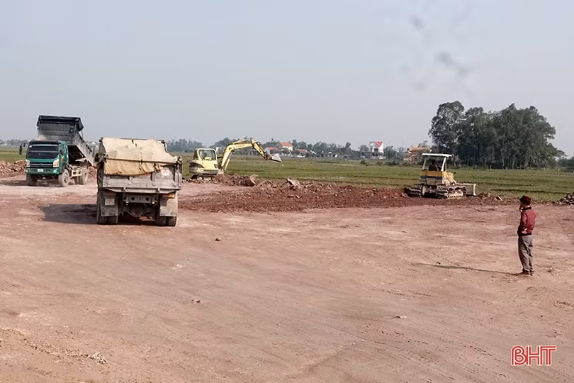 Khẩn trương san lấp mặt bằng phục vụ lễ khởi công cao tốc Bắc - Nam ở Hà Tĩnh