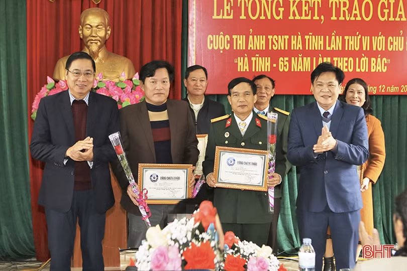 11 tác phẩm đạt giải Cuộc thi Ảnh thời sự nghệ thuật “Hà Tĩnh - 65 năm làm theo lời Bác”