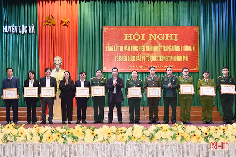 Lộc Hà khen thưởng 24 điển hình trong thực hiện Nghị quyết Trung ương 8 về Chiến lược bảo vệ Tổ quốc