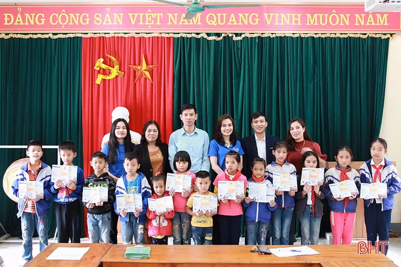 Ấm nghĩa tình từ chương trình tặng sổ BHXH, thẻ BHYT ở Hà Tĩnh