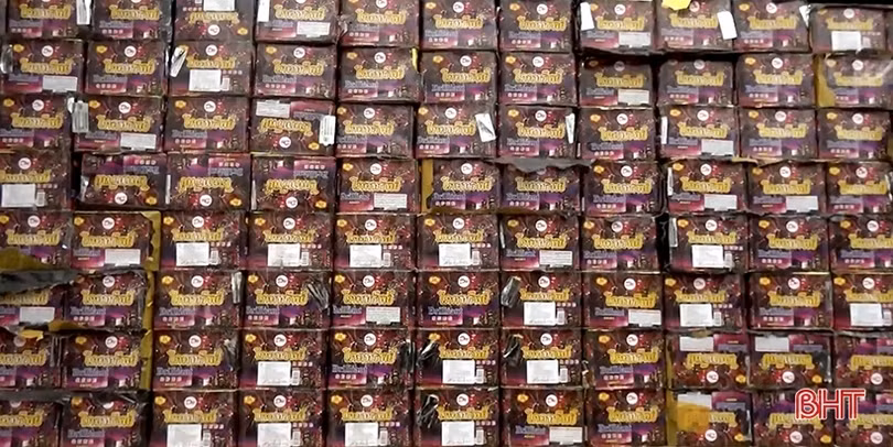 Bắt đối tượng vận chuyển hơn 1 tạ pháo qua Cửa khẩu quốc tế Cầu Treo