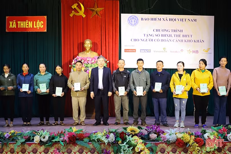 Ấm nghĩa tình từ chương trình tặng sổ BHXH, thẻ BHYT ở Hà Tĩnh