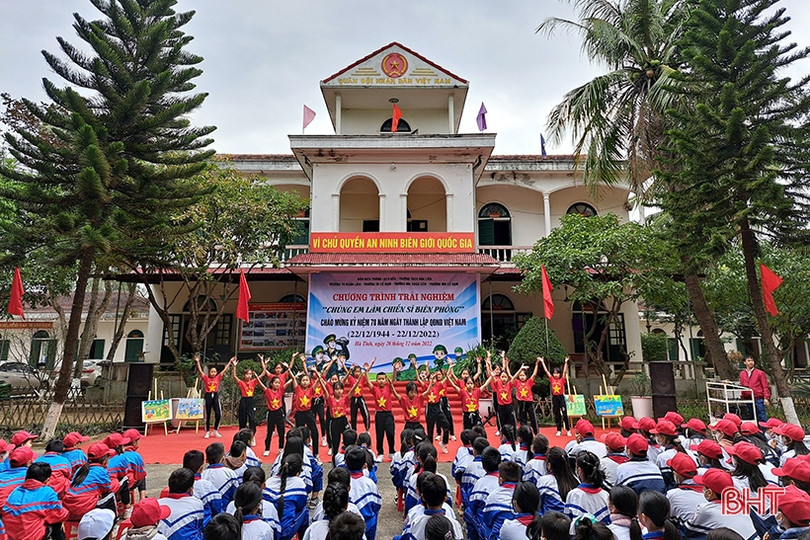 Gần 200 học sinh Nghi Xuân được trải nghiệm, thử làm chiến sĩ biên phòng