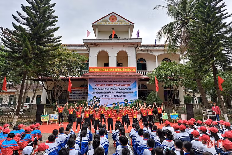 Gần 200 học sinh Nghi Xuân được trải nghiệm, thử làm chiến sĩ biên phòng