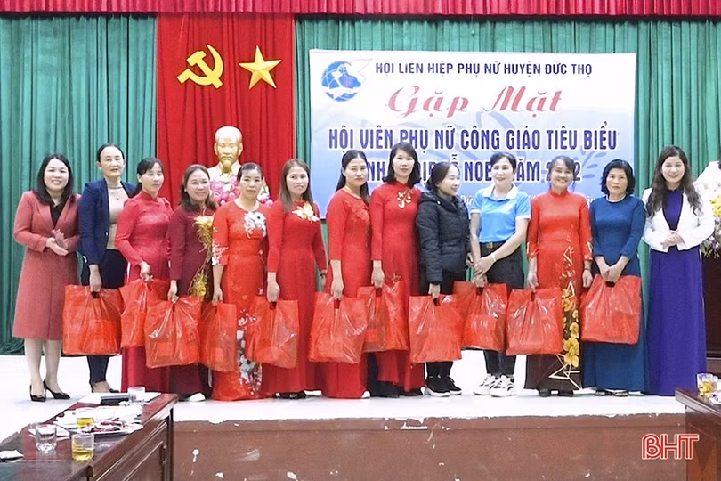 Hội phụ nữ các cấp ở Hà Tĩnh tặng nhiều phần quà ý nghĩa cho cán bộ, hội viên công giáo