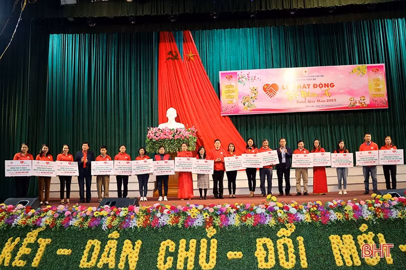 Can Lộc tiếp nhận 347 triệu đồng hỗ trợ người nghèo vui xuân, đón tết