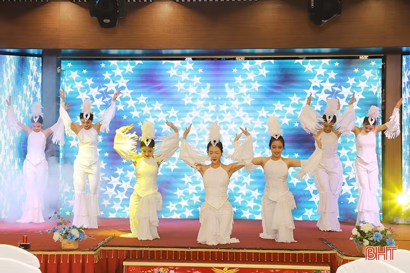 Công ty CP Phát triển công nghiệp - xây lắp và thương mại Hà Tĩnh đón nhận Huân chương Lao động hạng Nhất