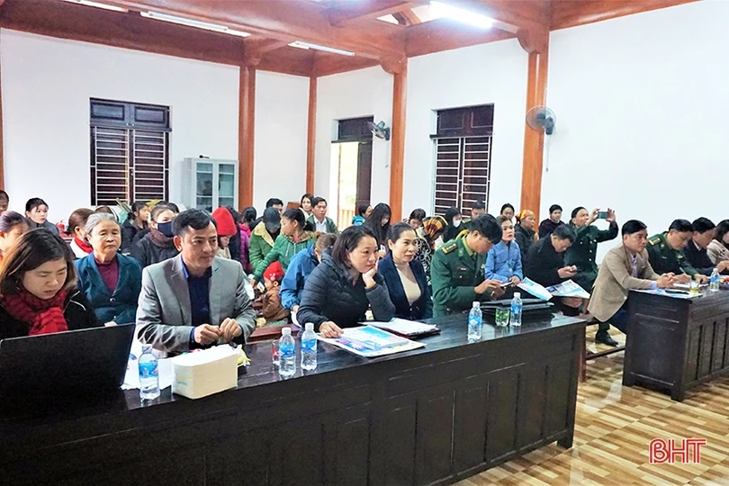 Bà con dân tộc Chứt học cách chăm sóc sức khỏe sinh sản