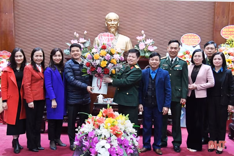 Lãnh đạo các ngành chúc mừng Ngày thành lập Quân đội nhân dân Việt Nam