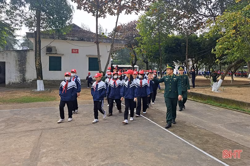 Gần 200 học sinh Nghi Xuân được trải nghiệm, thử làm chiến sĩ biên phòng
