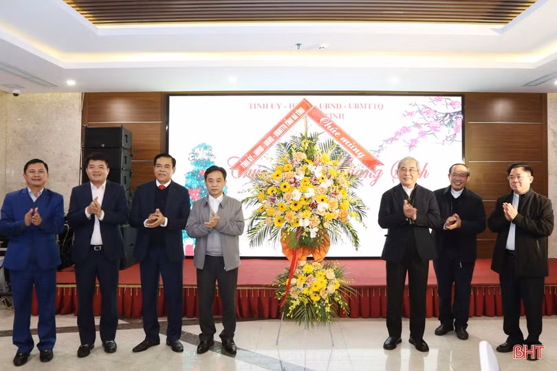 Ban Thường trực Ủy ban MTTQ tỉnh chúc mừng lễ Giáng sinh các giáo xứ