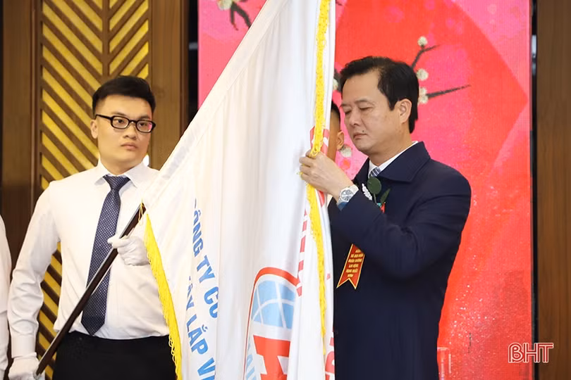 Công ty CP Phát triển công nghiệp - xây lắp và thương mại Hà Tĩnh đón nhận Huân chương Lao động hạng Nhất