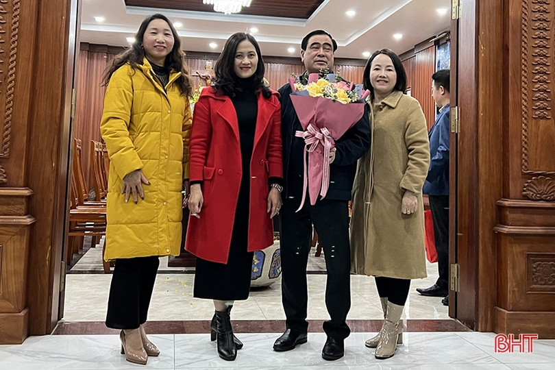 Ban Thường trực Ủy ban MTTQ tỉnh chúc mừng lễ Giáng sinh các giáo xứ