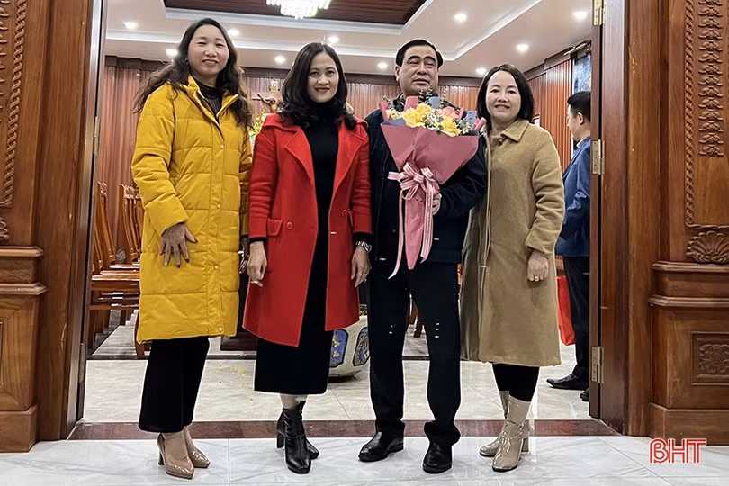 Ban Thường trực Ủy ban MTTQ tỉnh chúc mừng lễ Giáng sinh các giáo xứ