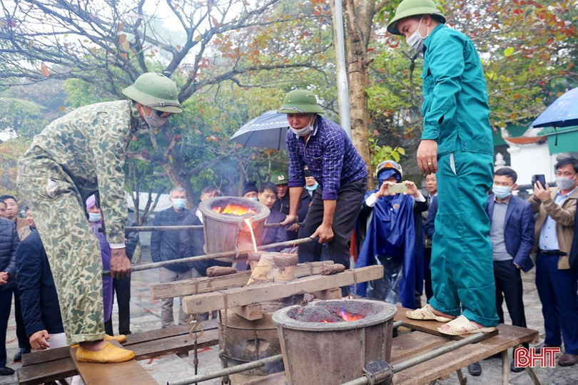 Chủ tịch UBND tỉnh dự lễ đúc chuông ở đền thờ Lê Khôi