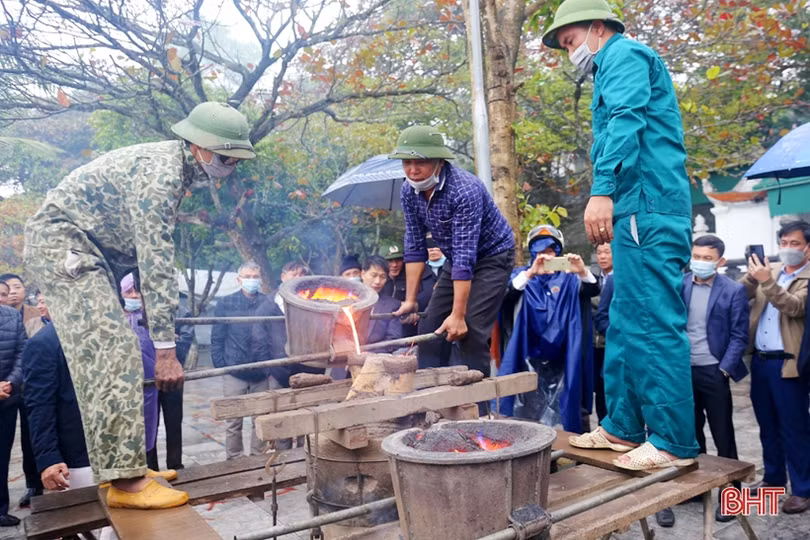 Chủ tịch UBND tỉnh dự lễ đúc chuông ở đền thờ Lê Khôi