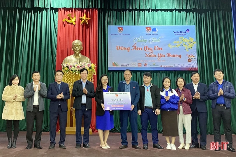 Tặng 200 chiếc áo ấm cho học sinh miền núi huyện Kỳ Anh