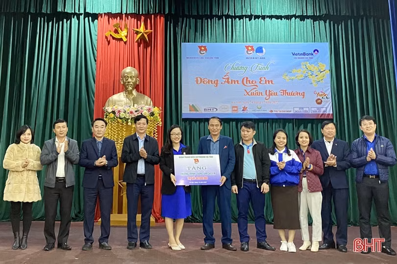 Tặng 200 chiếc áo ấm cho học sinh miền núi huyện Kỳ Anh