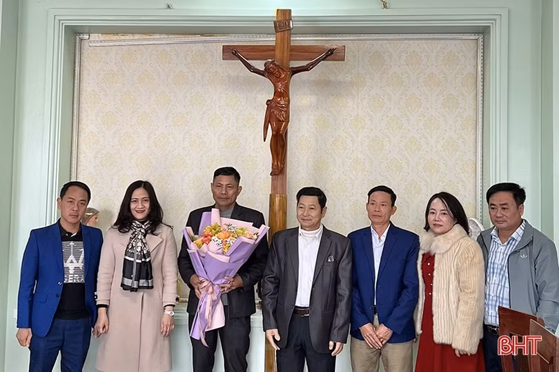 Ban Thường trực Ủy ban MTTQ tỉnh chúc mừng lễ Giáng sinh các giáo xứ