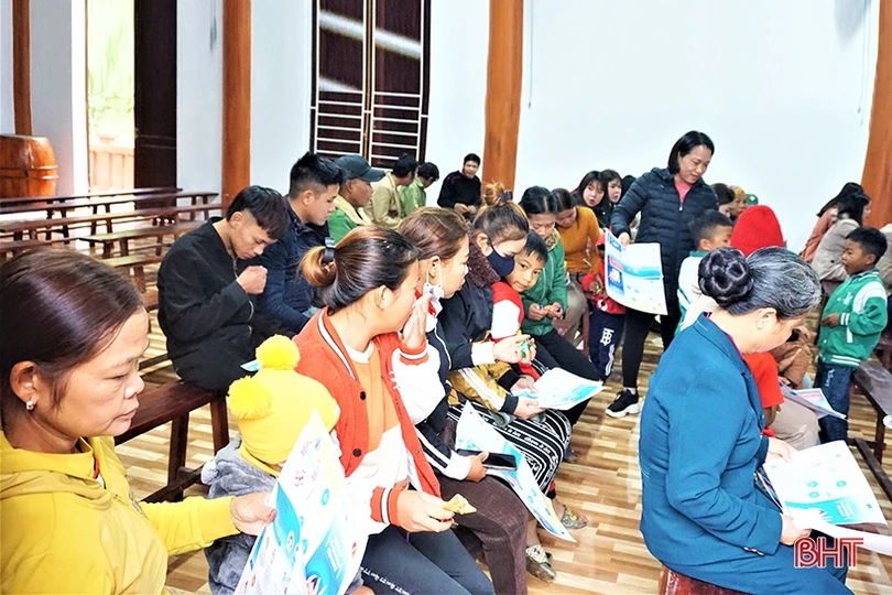 Bà con dân tộc Chứt học cách chăm sóc sức khỏe sinh sản