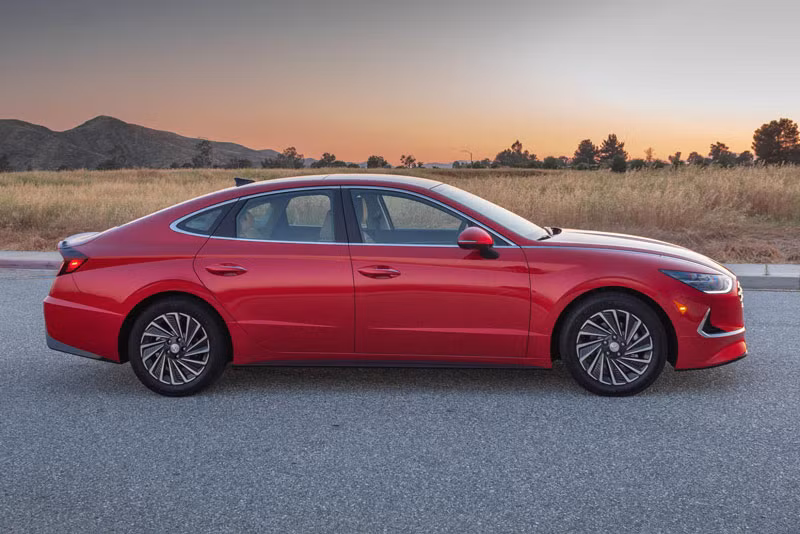 Top 10 xe sedan gia đình đời 2023 tiết kiệm nhiên liệu nhất