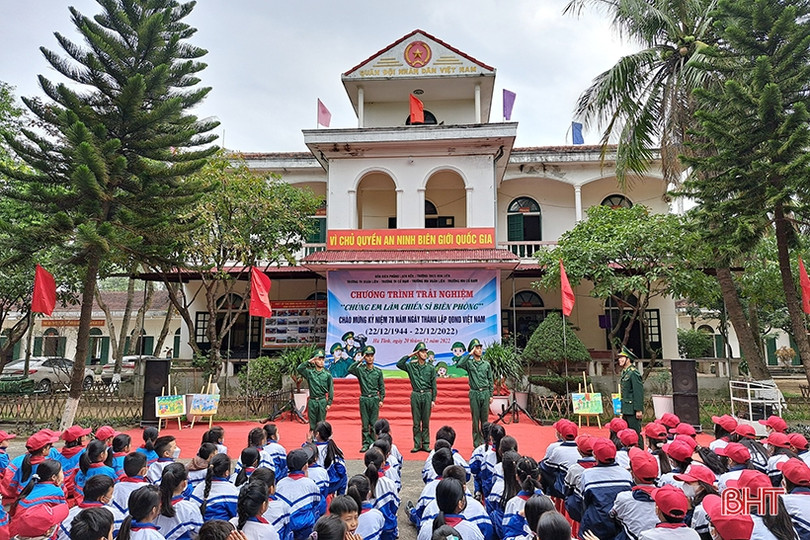Gần 200 học sinh Nghi Xuân được trải nghiệm, thử làm chiến sĩ biên phòng
