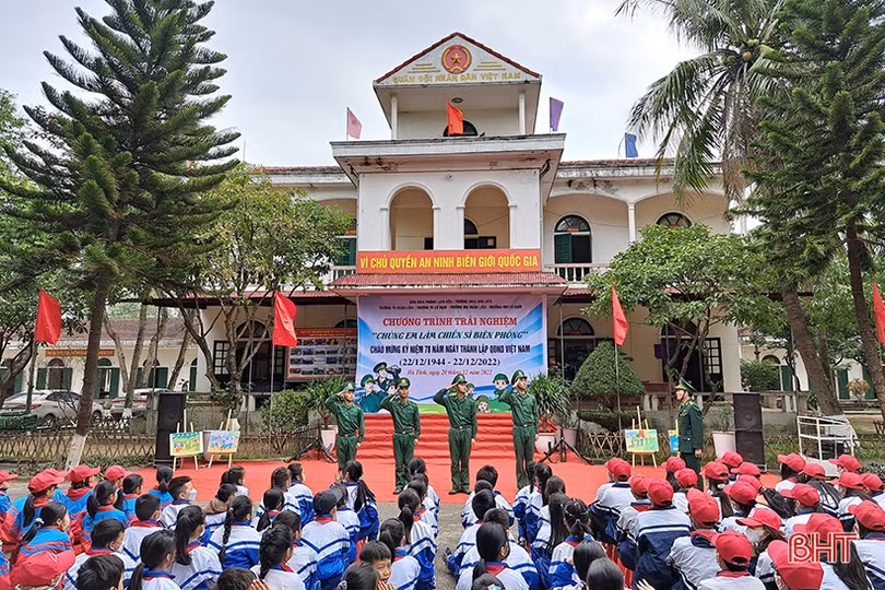 Gần 200 học sinh Nghi Xuân được trải nghiệm, thử làm chiến sĩ biên phòng