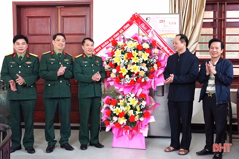 Bộ Tư lệnh Quân khu 4 chúc mừng Giáng sinh đồng bào Công giáo Hà Tĩnh