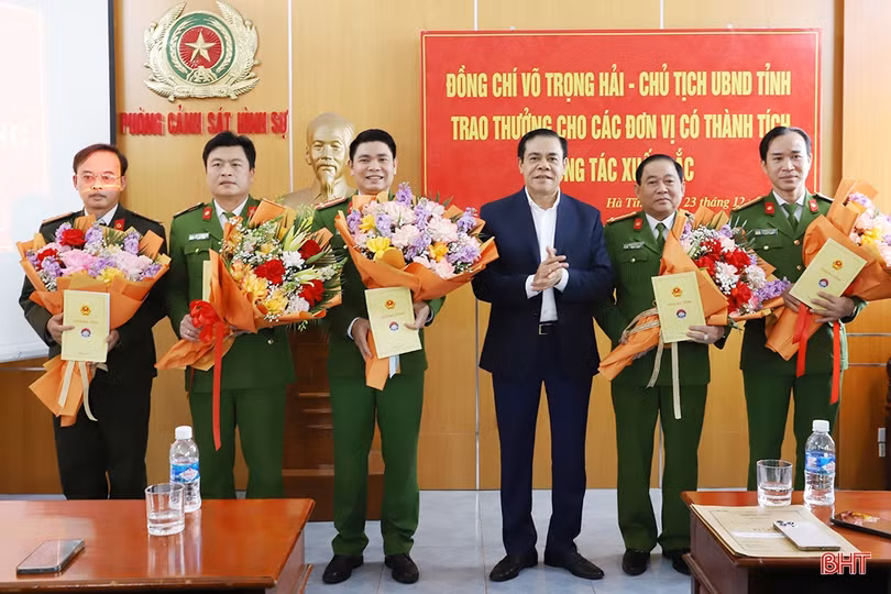 Tặng bằng khen cho các tập thể xuất sắc trong đấu tranh phòng, chống tội phạm