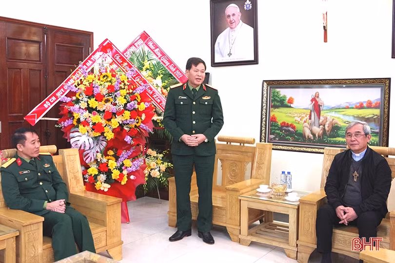 Bộ Tư lệnh Quân khu 4 chúc mừng Giáng sinh đồng bào Công giáo Hà Tĩnh