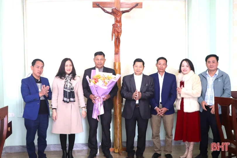 Lãnh đạo tỉnh chúc mừng Giáng sinh tại các địa phương