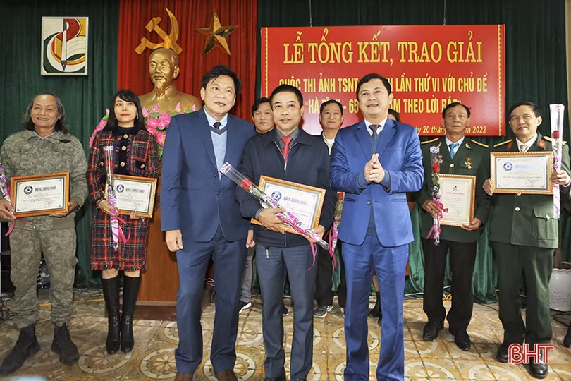 11 tác phẩm đạt giải Cuộc thi Ảnh thời sự nghệ thuật “Hà Tĩnh - 65 năm làm theo lời Bác”