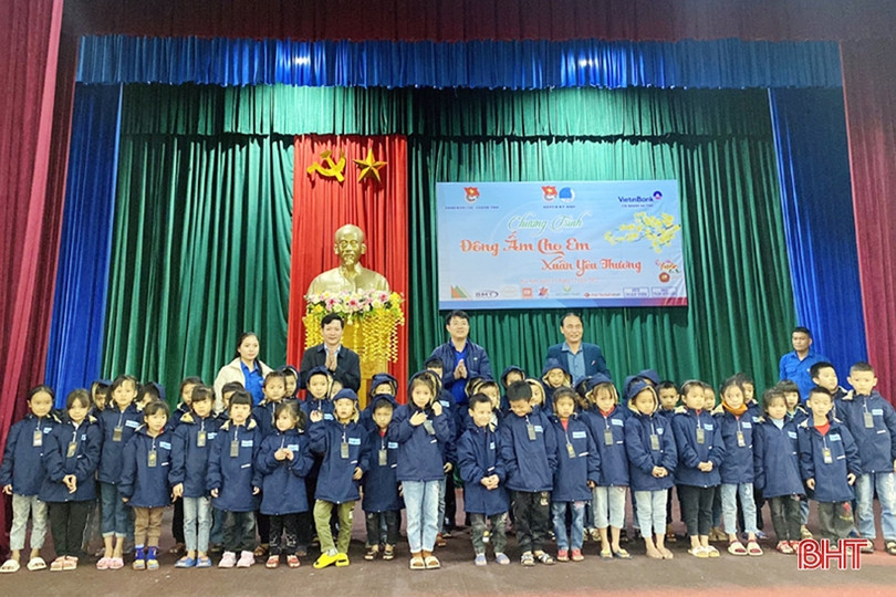Tặng 200 chiếc áo ấm cho học sinh miền núi huyện Kỳ Anh