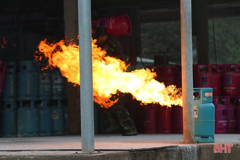 Diễn tập các tình huống cháy, nổ khí gas ở Nghi Xuân