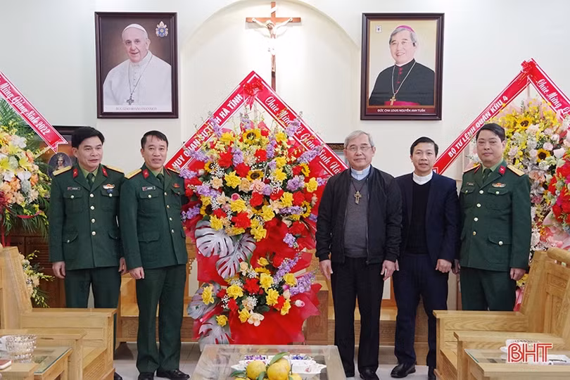 Bộ Tư lệnh Quân khu 4 chúc mừng Giáng sinh đồng bào Công giáo Hà Tĩnh