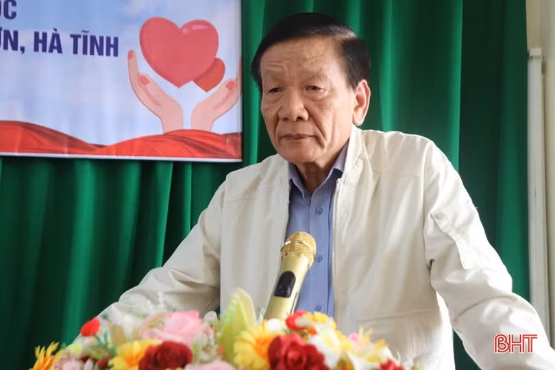 Trao tặng trang thiết bị cho trường học ở Hương Sơn