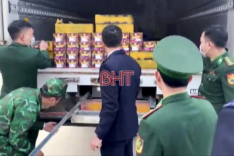 Bắt đối tượng vận chuyển hơn 1 tạ pháo qua Cửa khẩu quốc tế Cầu Treo