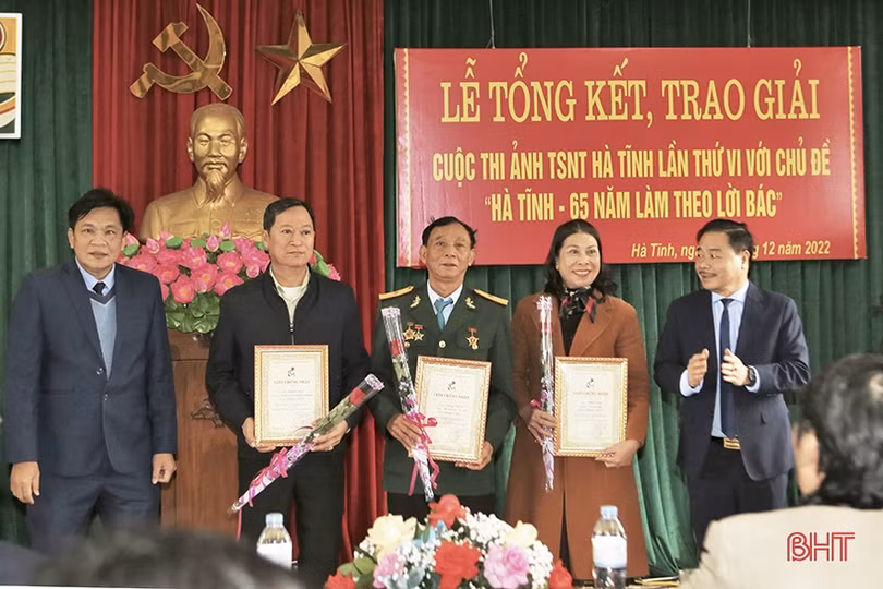 11 tác phẩm đạt giải Cuộc thi Ảnh thời sự nghệ thuật “Hà Tĩnh - 65 năm làm theo lời Bác”