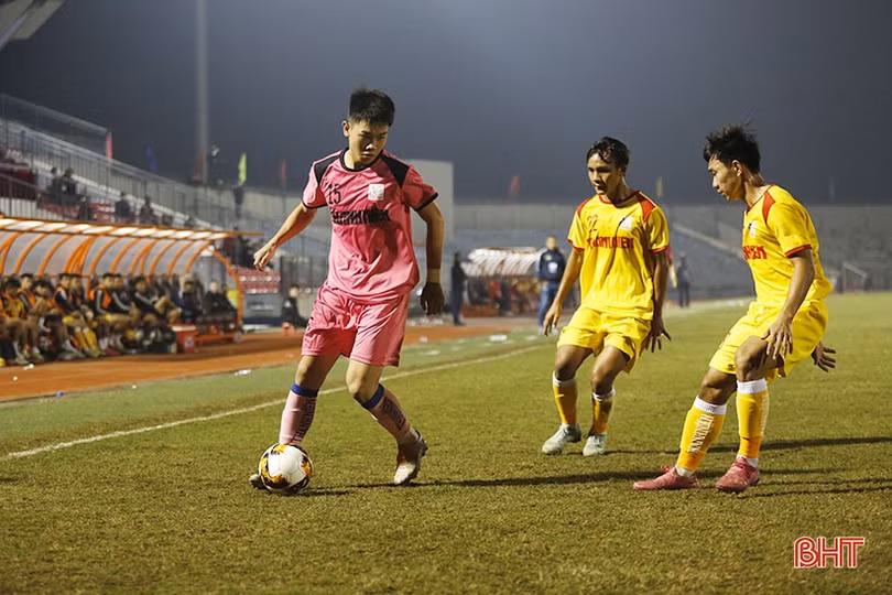 Thắng U21 Gia Định, Hồng Lĩnh Hà Tĩnh vào tứ kết VCK U21 quốc gia