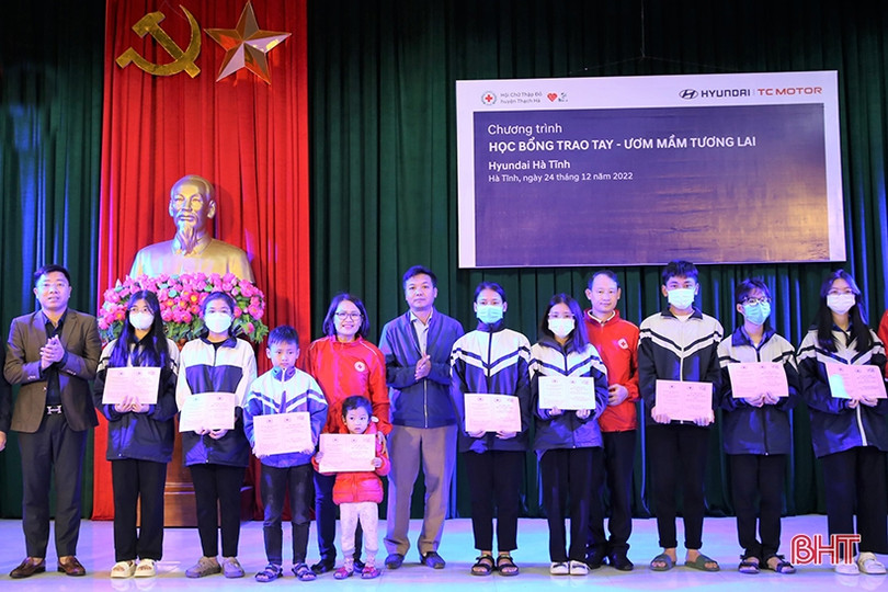 Trao 41 suất quà cho học sinh nghèo vượt khó ở Thạch Hà