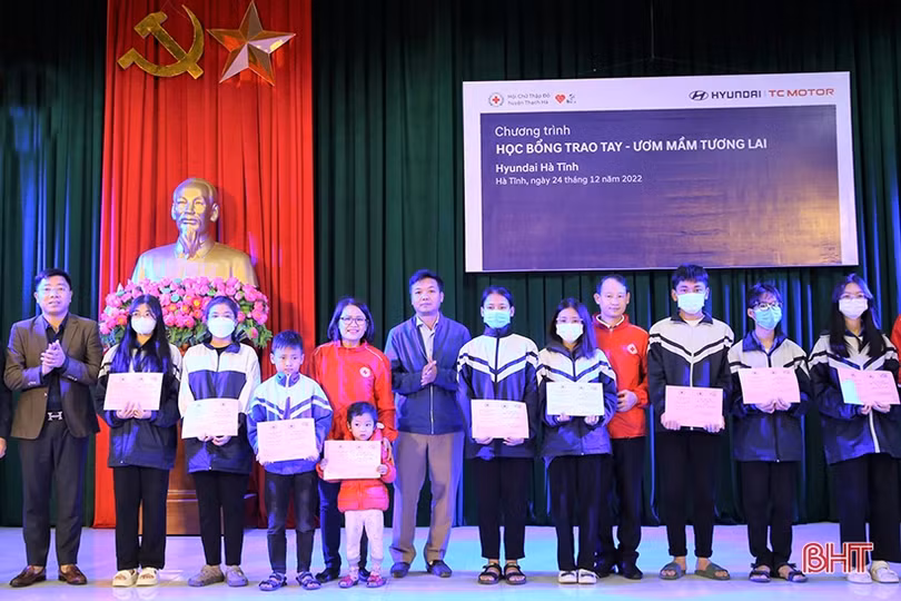 Trao 41 suất quà cho học sinh nghèo vượt khó ở Thạch Hà