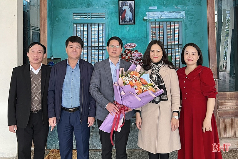 Ban Thường trực Ủy ban MTTQ tỉnh chúc mừng lễ Giáng sinh các giáo xứ