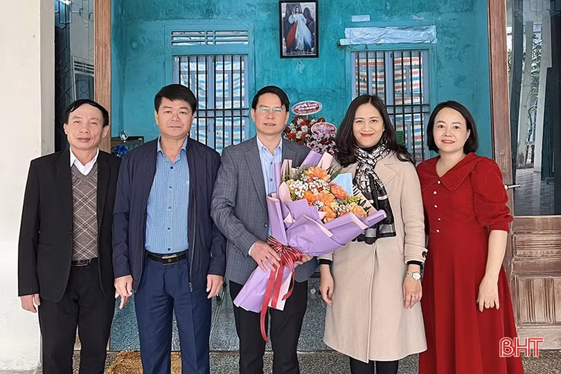 Ban Thường trực Ủy ban MTTQ tỉnh chúc mừng lễ Giáng sinh các giáo xứ