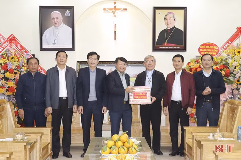 Lãnh đạo tỉnh chúc mừng Giáng sinh tại các địa phương