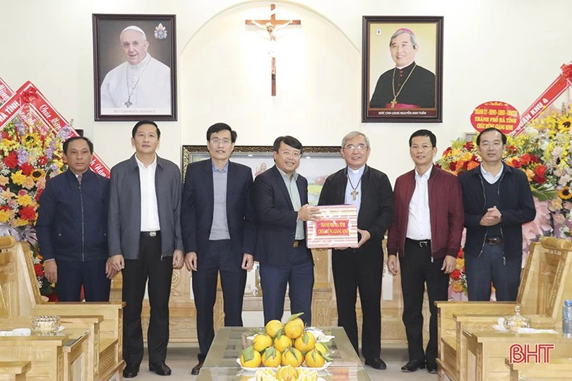 Lãnh đạo tỉnh chúc mừng Giáng sinh tại các địa phương