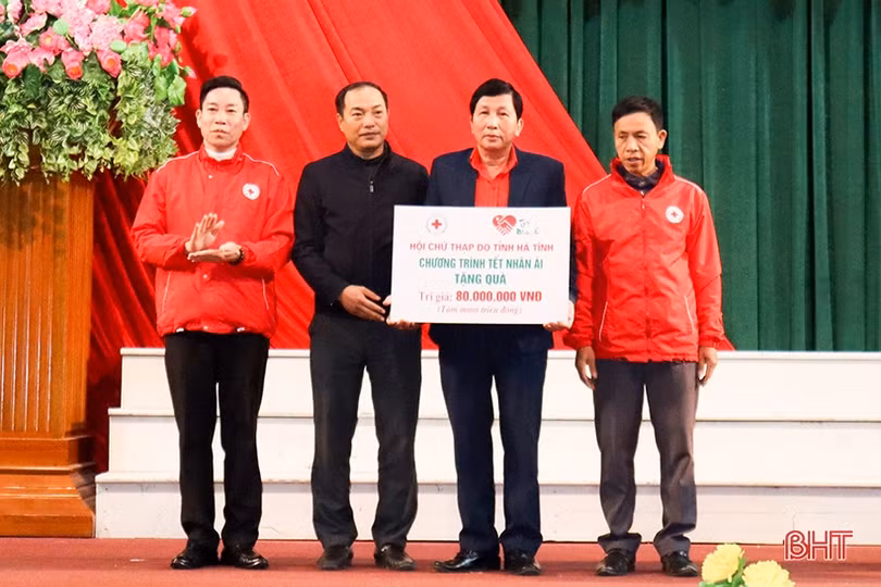 Can Lộc tiếp nhận 347 triệu đồng hỗ trợ người nghèo vui xuân, đón tết